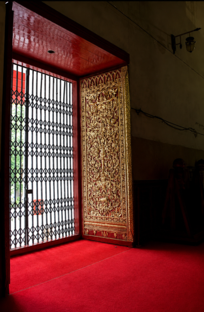 พรมแดงบริเวณทางเข้าภายในวัด