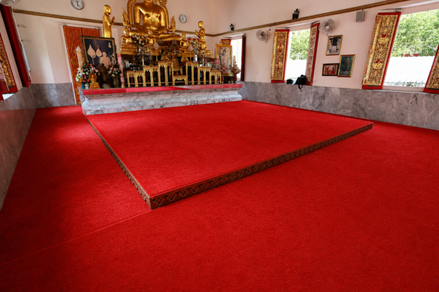 ผลงานพรมแดงรอบแท่นพระประธาน