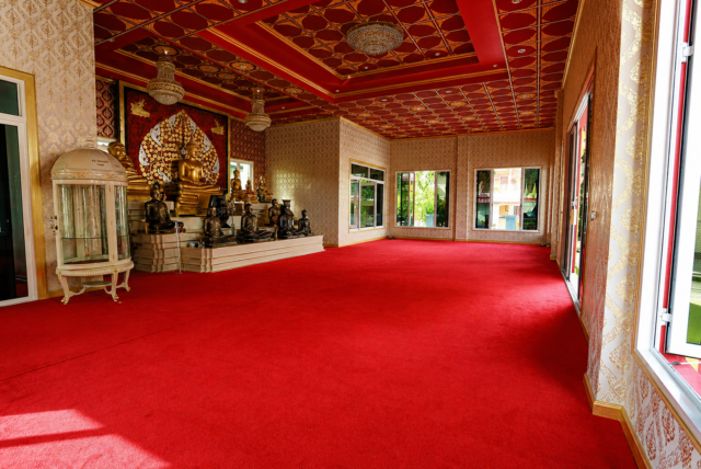 พรมแดงในห้องประดิษฐานพระพุทธรูป