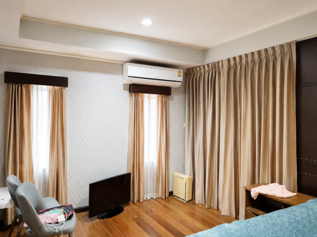 ผ้าม่านสีทองสั่งตัดในห้องนอน