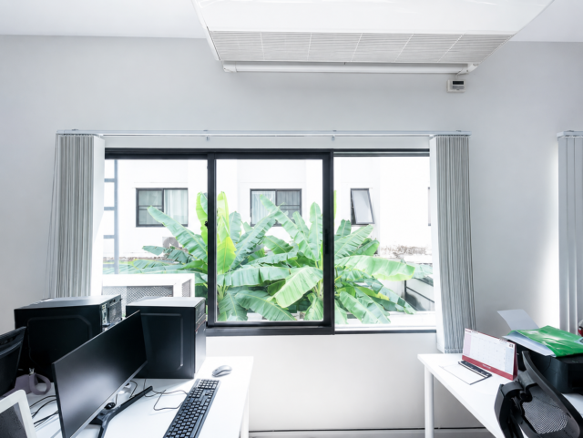 รีวิวม่านปรับแสงสีเทาในออฟฟิศ